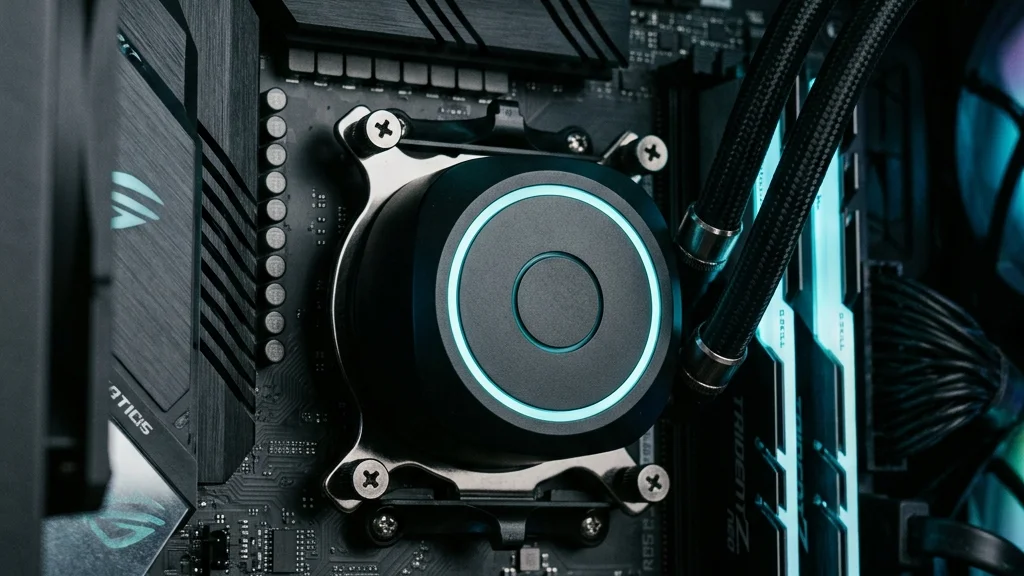 PC gaming mostrando refrigeración líquida AIO y monitoreo de temperatura del CPU